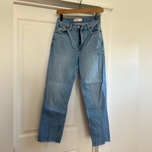 Abercrombie & Fitch 90s Straight Ultra High Rise, size 26
Distressed hem